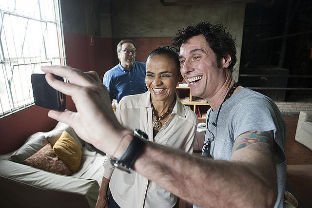 A candidata do PSB, Marina Silva, tira selfie com Dinho da banda Capital Inicial durante encontro com artistas e intelectuais em prol da sua campanha em São Paulo (SP) - 15/09/2014