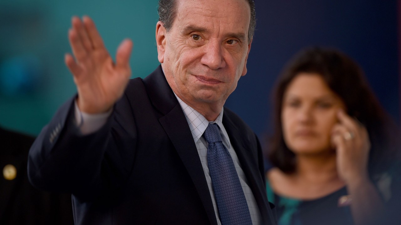 Aloysio Nunes, candidato à vice na chapa presidencial do PSDB, chega para o debate do segundo turno, promovido pelo SBT, em São Paulo
