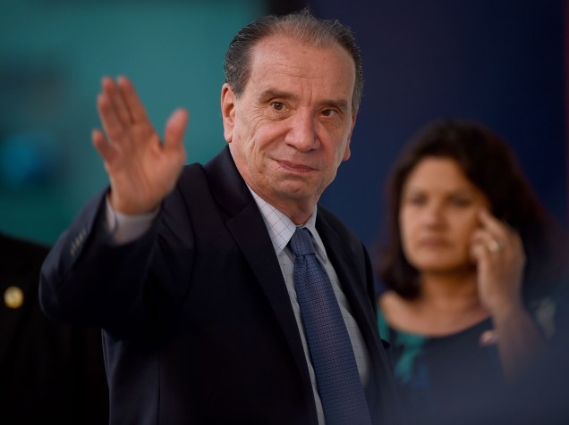 Aloysio Nunes, candidato à vice na chapa presidencial do PSDB, chega para o debate do segundo turno, promovido pelo SBT, em São Paulo