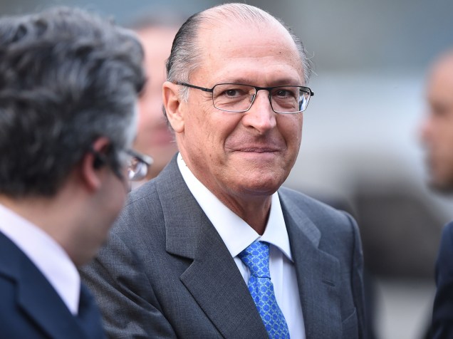 O governador reeleito de São Paulo pelo PSDB, Geraldo Alckmin, chega para o debate do segundo turno promovido pelo SBT nesta quinta-feira (16)