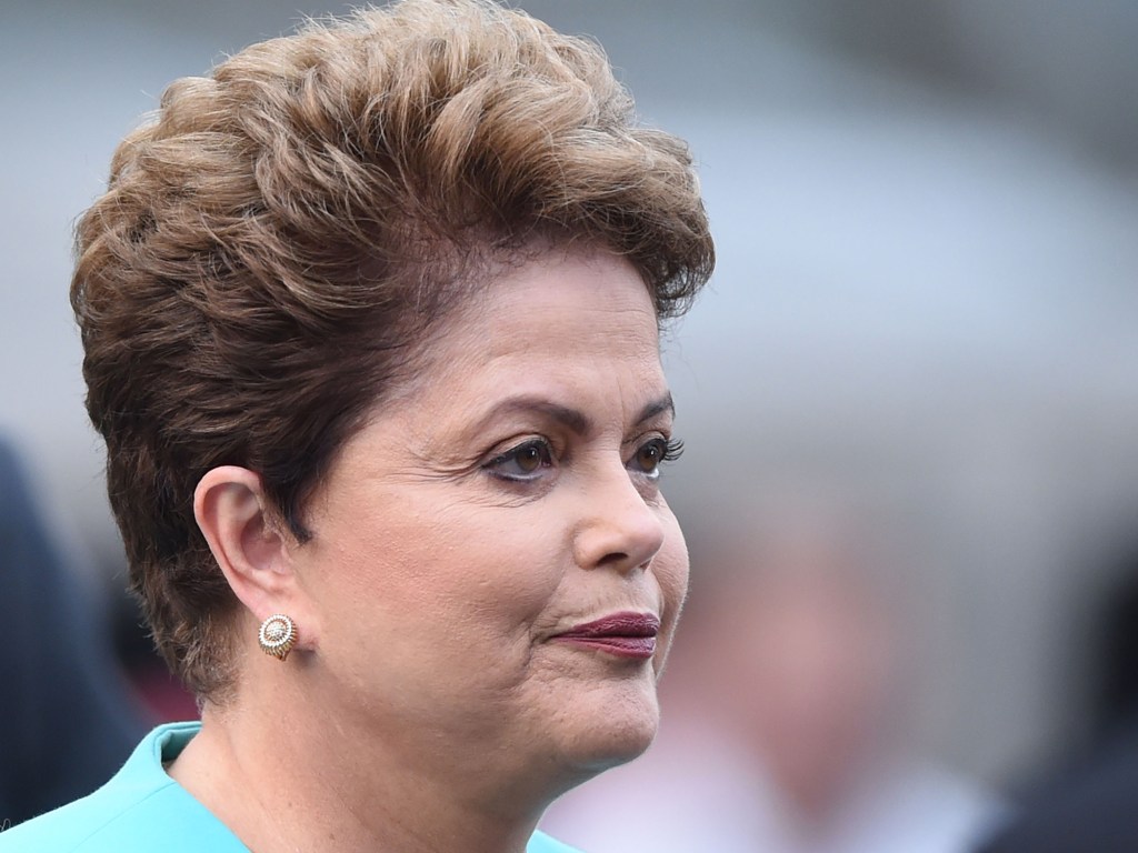 A presidente do Brasil e candidata à reeleiçãopelo PT, Dilma Rousseff, chega para o debate do segundo turno, promovido pelo SBT nesta quinta-feira (16), em São Paulo