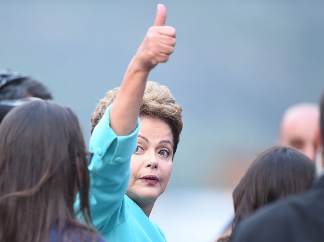 A presidente do Brasil e candidata à reeleição pelo PT, Dilma Rousseff, chega para o debate do segundo turno, promovido pelo SBT nesta quinta-feira (16), em São Paulo