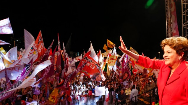 A presidente Dilma Rousseff, candidata à reeleição, participa de comício com militantes do PT em defesa da reeleição de Tarso Genro para o governo gaúcho, em Porto Alegre - 22/08/2014