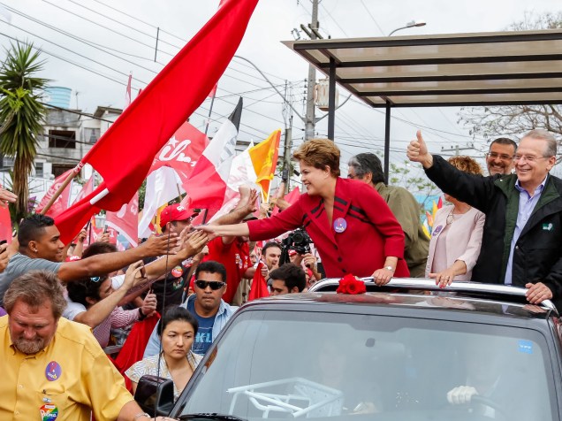 A presidente e candidata à reeleição pelo PT, Dilma Rousseff, e o candidato ao governo do Rio Grande do Sul, Tarso Genro, durante a caminhada nesta sexta-feira (10), no Conjunto Habitacional Guajuviras, em Canoas