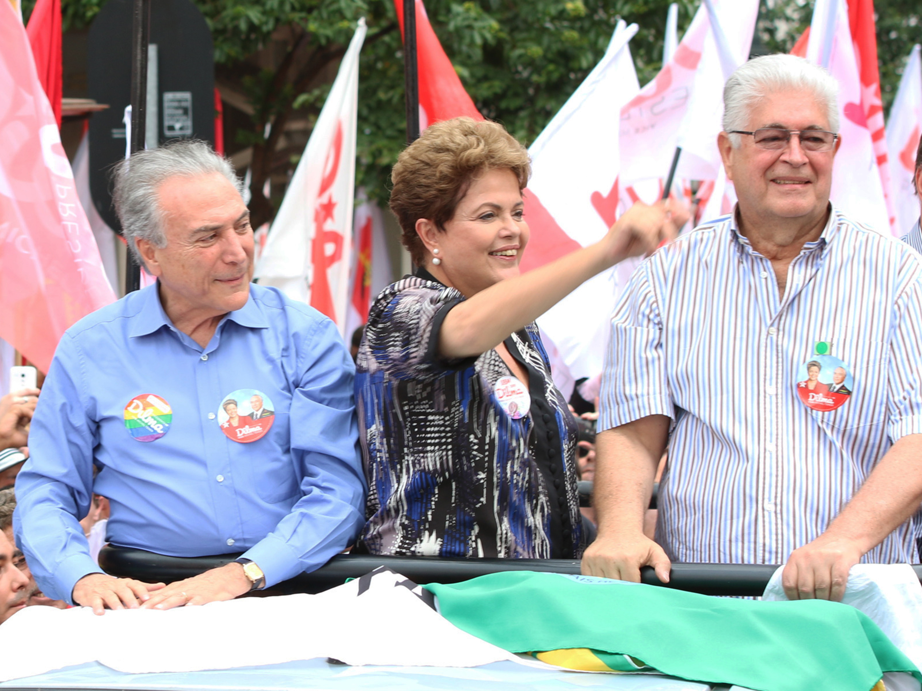 O vice-presidente e candidato à reeleição pelo PT, Michel Temer, junto com Dilma Rousseff e o atual governador do Paraná, Roberto Requião, durante campanha em Curitiba, nesta sexta-feira (17)