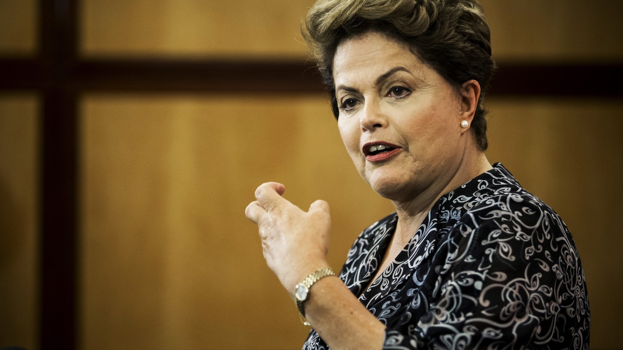 A presidente da República e candidata à reeleição, Dilma Rousseff (PT), durante coletiva onde explica os planos do governo para a melhoria no serviço de internet banda larga no Brasil. A entrevista é realizada no hotel Renaissance, em São Paulo (SP), nesta segunda-feira (20)