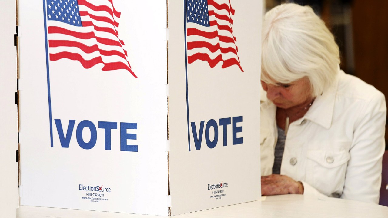 Eleitora durante a votações da "Super Terça", a etapa mais importante do processo de eleições primárias nos Estados Unidos