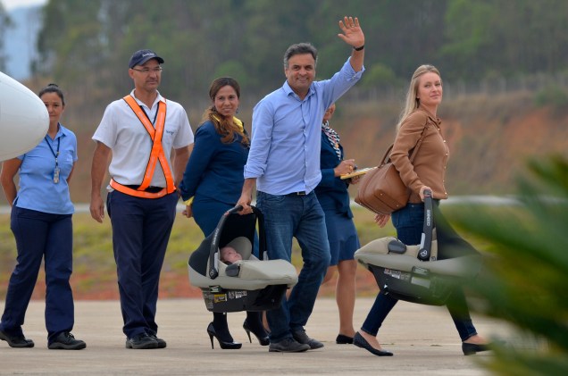 O candidato à Presidência da República pelo PSDB, Aécio Neves, chega ao Aeroporto de São João Del Rei acompanhado pela mulher, Leticia Weber, a irmã Andrea e seus dois filhos