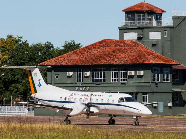 Embraer E-120 de prefixo VC-97 Brasília prestes a decolar na Base Aérea de Campo Grande