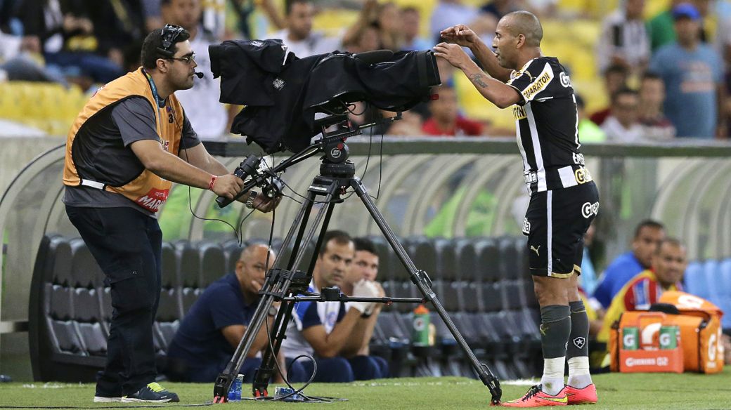 Emerson Sheik, do Botafogo, na partida em que foi expulso e criticou a CBF para as câmeras de TV, no mês passado