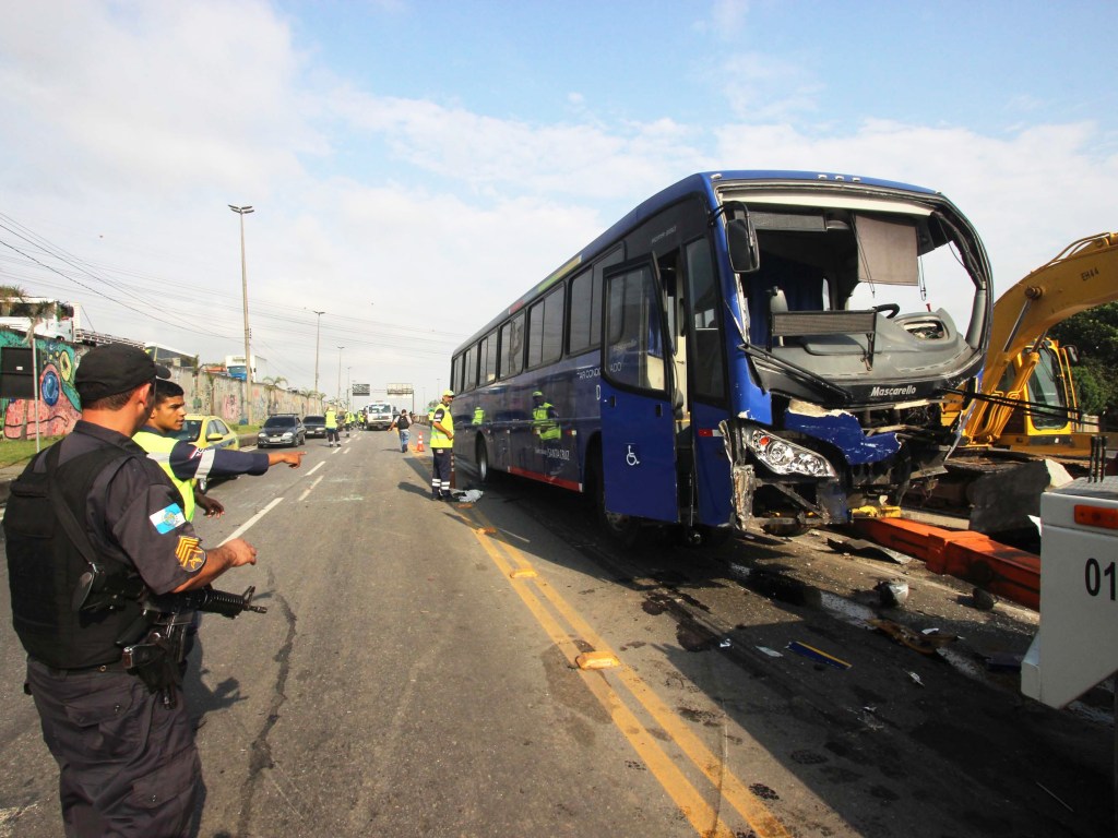 Engavetamento envolvendo 12 veículos ocupa a pista central da Avenida Brasil, no sentido Centro, no Rio de Janeiro