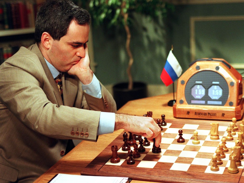 Garry Kasparov jogando com o computador Deep Blue em 1997