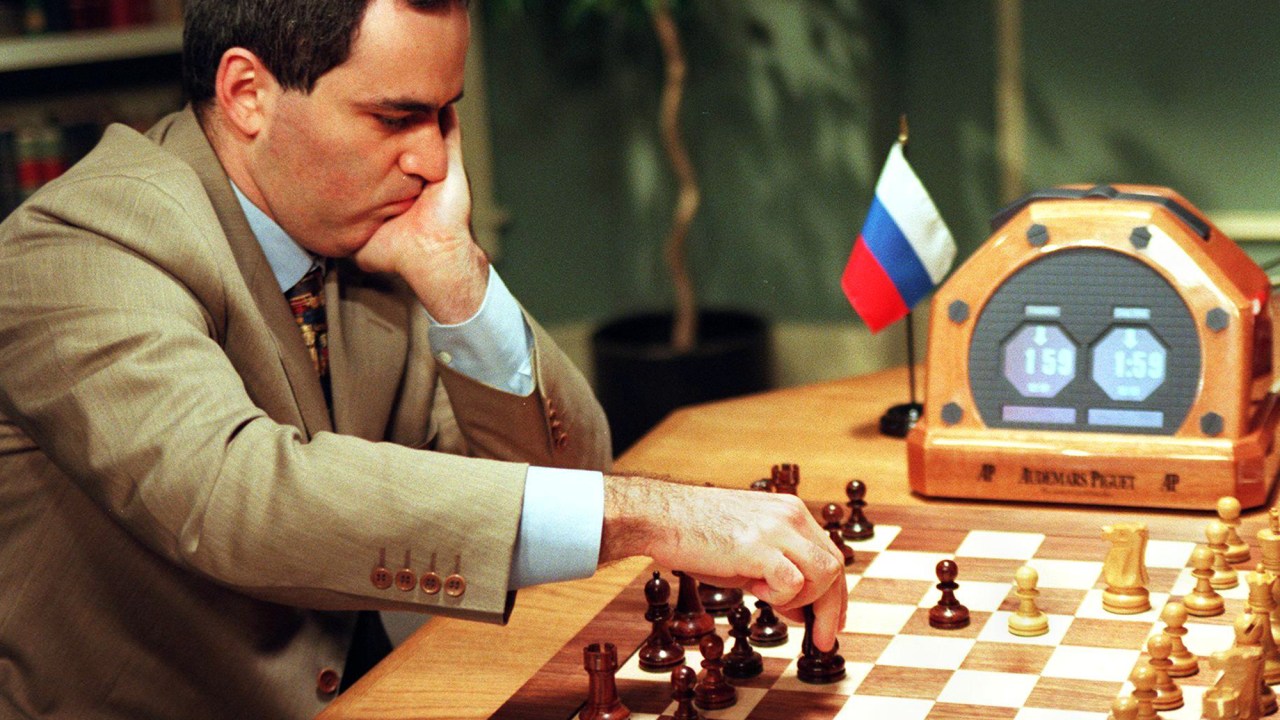 Garry Kasparov jogando com o computador Deep Blue em 1997