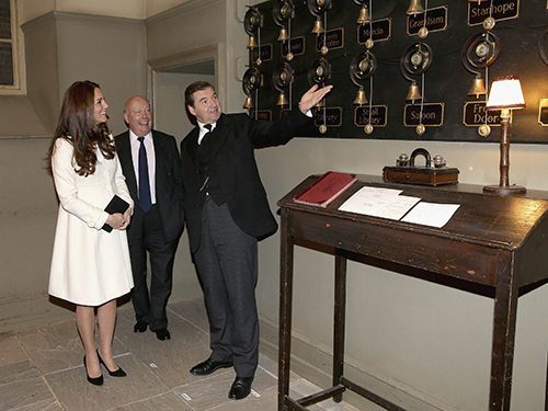 O ator Brendan Coyle mostra parte do cenário de Downton Abbey a Kate