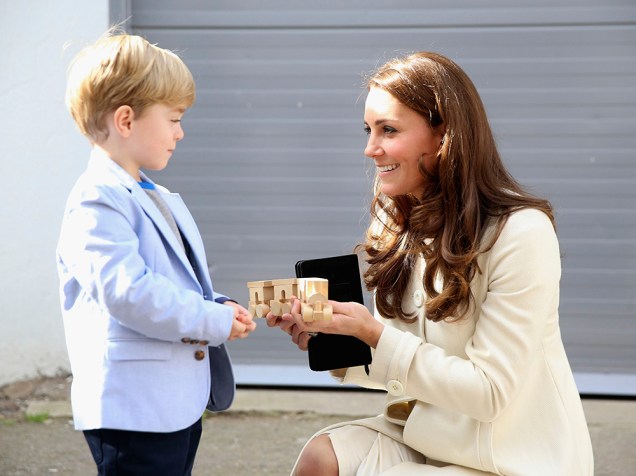 Kate recebe de Oliver Barker um trem de madeira para o príncipe George
