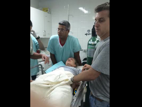 Luciano Huck acompanha Angélica em hospital