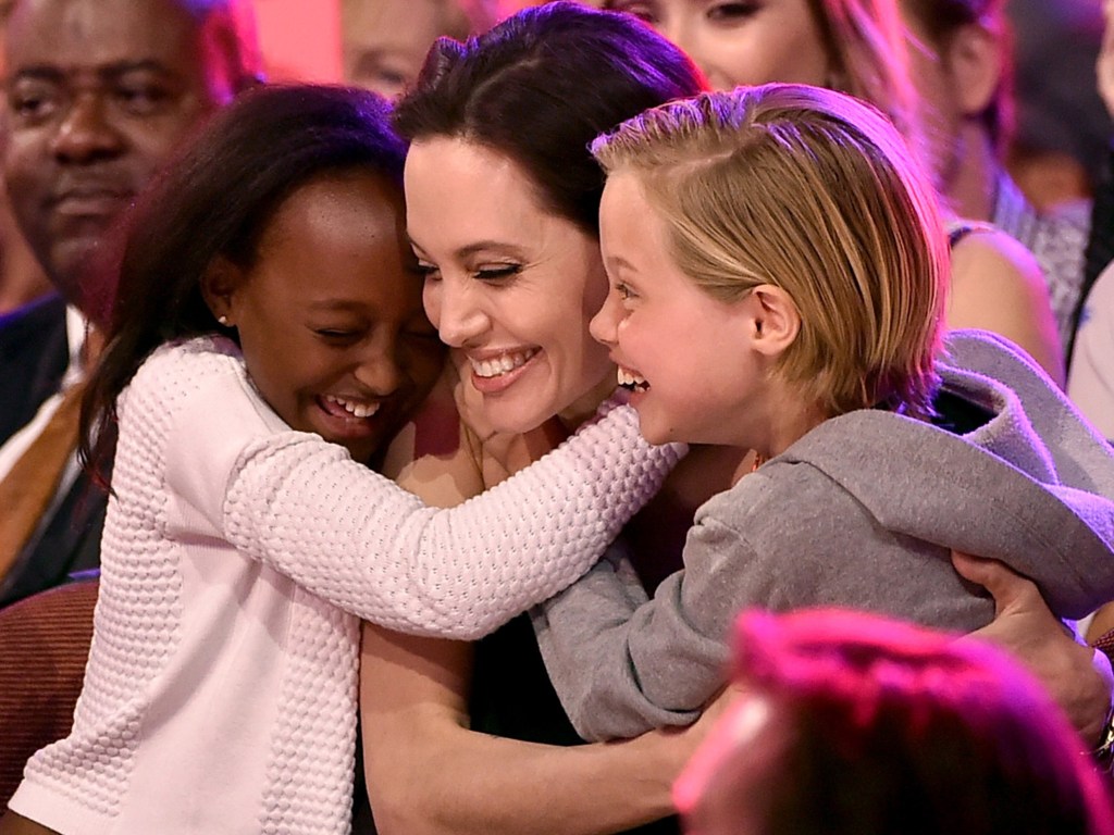 Angelina Jolie com as filhas Zahara Marley (à esq.) e Shiloh Nouvel durante o Kids Choice Awards