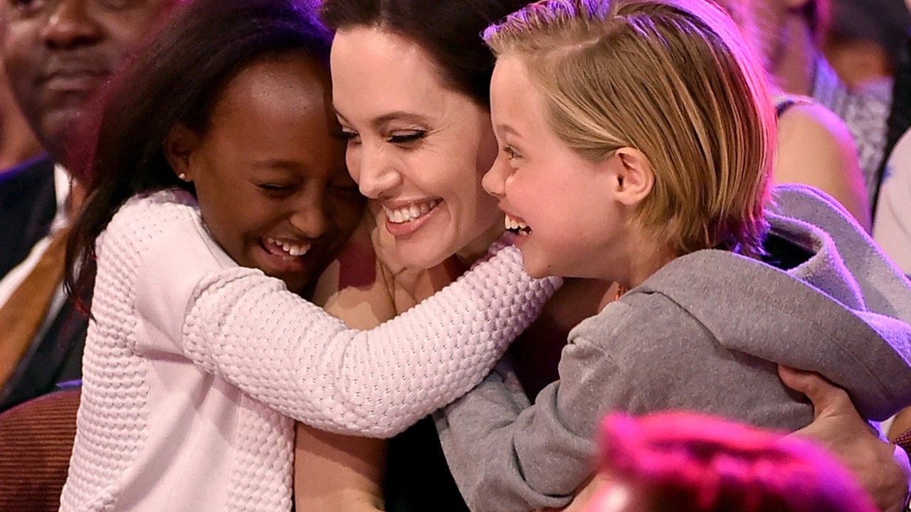 Angelina Jolie com as filhas Zahara Marley (à esq.) e Shiloh Nouvel durante o Kids Choice Awards