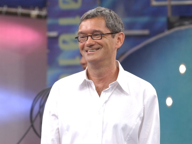 Serginho Groisman apresentando o programa Altas Horas, da Rede Globo, em 2005