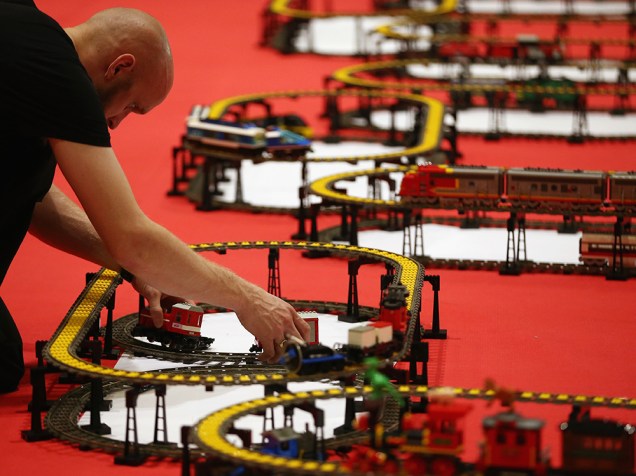 Os ajustes finais são feitos em um trem de Lego, no dia da abertura da Brick 2014, em Londres, Inglaterra. O evento de quatro dias mostra criações de alguns dos melhores construtores de peças Lego do mundo 