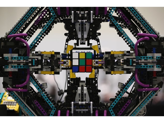 Um robô feito de peças de Lego e capaz de resolver os quebra-cabeças de cubo é exibido durante a Brick 2014, em Londres, na Inglaterra. O evento de quatro dias mostra as melhores criações e corridas de Lego do mundo 