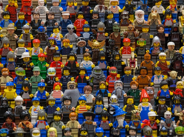 Peças de Lego imitando centenas de personagens são exibidas no dia da abertura da Brick 2014, em Londres, na Inglaterra