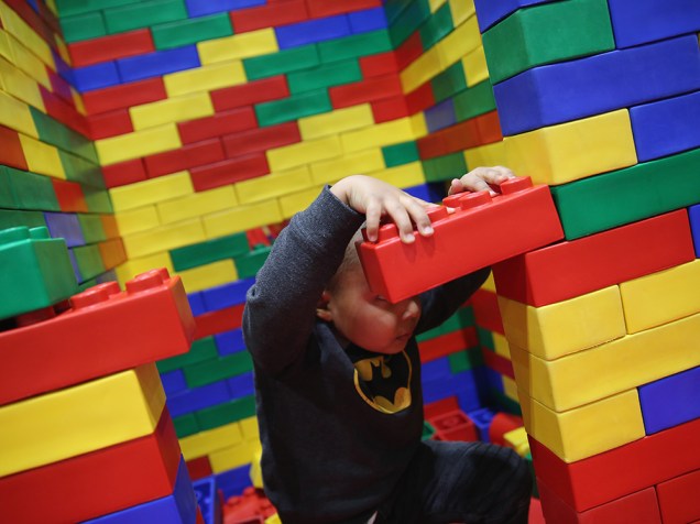 Um garoto brinca com peças gigantes de Lego, durante a Brick 2014, em Londres, na Inglaterra