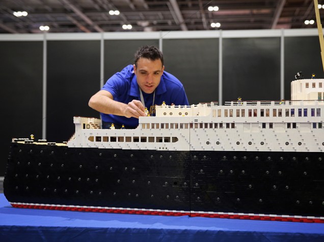 Os ajustes finais são feitos em um navio construído com peças de Lego, antes da abertura da Brick 2014, em Londres, na Inglaterra