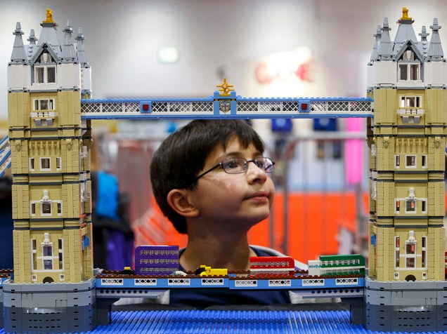 Garoto observa uma réplica da Torre de Londres feita por peças de Lego, durante a Brick 2014, na Inglaterra 