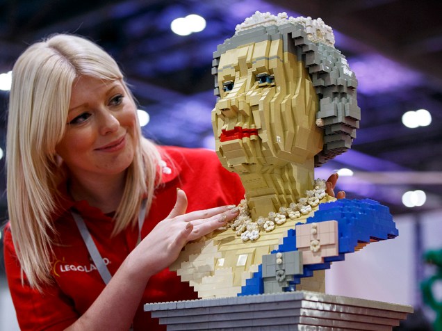 Os últimos retoques são feitos na peça construída por Legos, imitando a rainha Elizabeth II, antes da abertura da Brick 2014, em Londres, na Inglaterra. O evento de quatro dias mostra as melhores criações e corridas de Lego do mundo