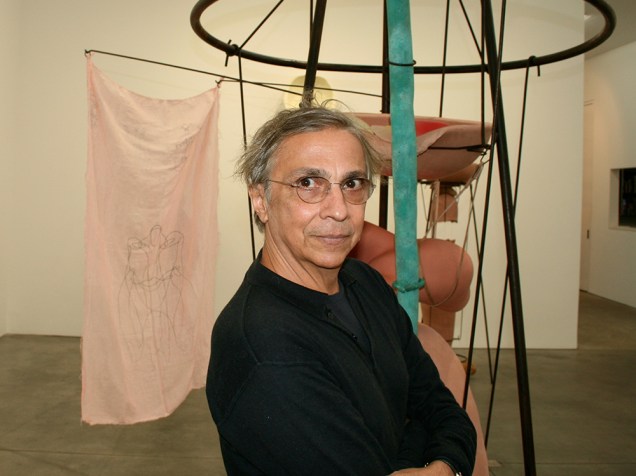  O artista plástico Tunga, na galeria Luhring Augustine, em Nova York, nos Estados Unidos