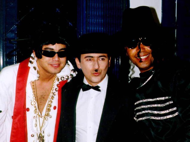 Renner (vestido de Elvis), Hamilton Policastro (vestido de Chaplin) e Rick (vestido de Michael Jackson), fantasiados para homenagear Daniel pelo seu aniversário de 31 anos, durante um show na cidade de Jales, interior de São Paulo - 1999