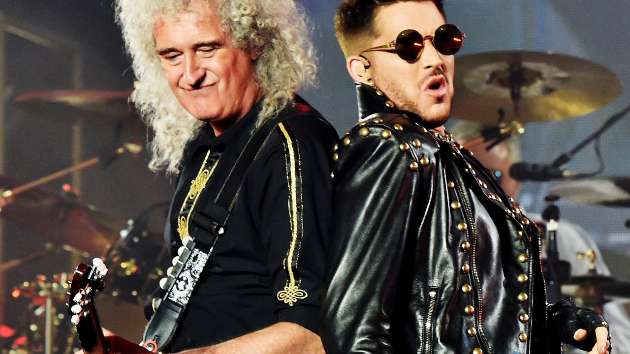O guitarrista Brian May e Adam Lambert que assume os vocais no retorno do Queen