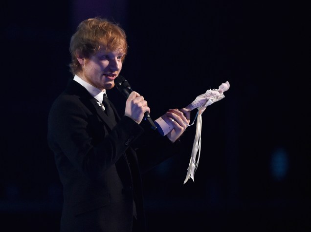 Ed Sheeran recebe a estatueta de Artista Solo Masculino Britânico durante o Brit Awards 2015