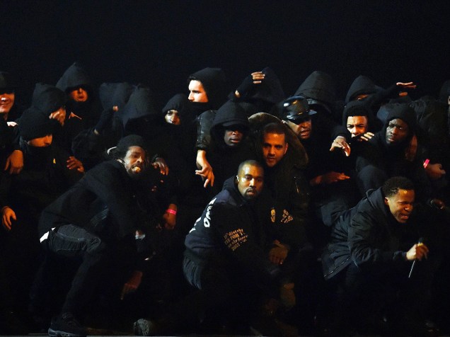 Kanye West se apresenta durante o Brit Awards 2015