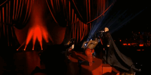 Madonna sofre queda durante apresentação no Brit Awards 2015 na O2 Arena em Londres - 25/02/2015