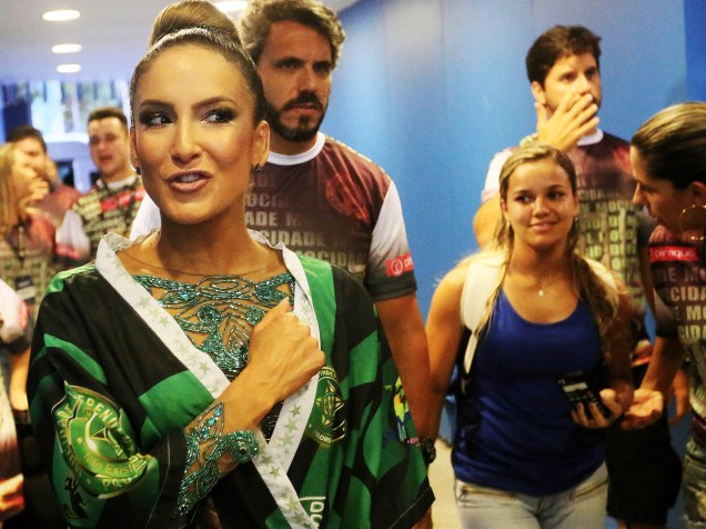 Claudia Leitte faz sua estreia na Marquês de Sapucaí como rainha de bateria durante ensaio da Mocidade Independente de Padre Miguel