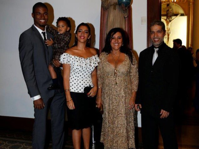 Regina Casé e família na Igreja Nossa Senhora do Carmo no Rio de Janeiro