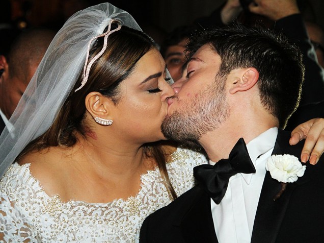 Preta Gil e Rodrigo Godoy depois de se casarem na Igreja Nossa Senhora do Carmo, no Rio de Janeiro