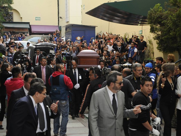 Parentes e amigos se despedem de Roberto Bolaños durante cerimônia privada na Cidade do México