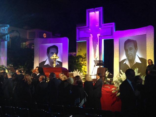 Parentes e amigos se despedem de Roberto Bolaños durante cerimônia privada na Cidade do México