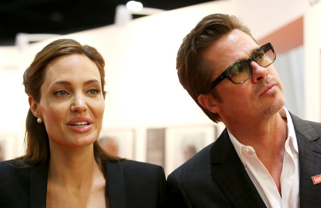 Brad Pitt e Angelina Jolie durante visita a uma exposição de arte promovida pela Cúpula Global para Acabar com a Violência Sexual em Conflitos, em Londres, na Inglaterra