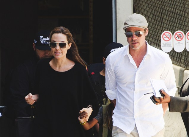 Angelina Jolie e Brad Pitt caminhando pelas ruas de Los Angeles, na Califórnia