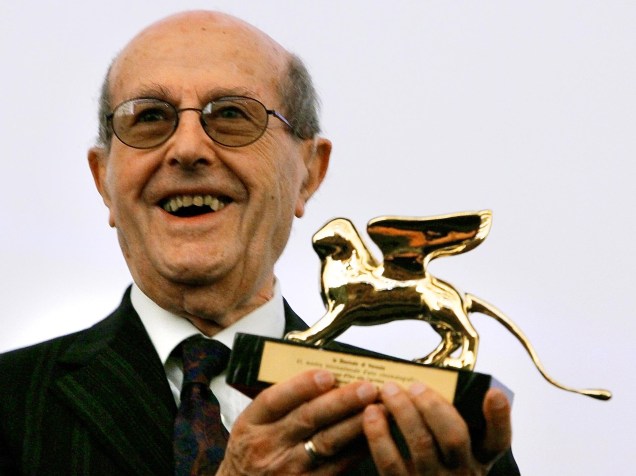 O diretor de cinema Manoel de Oliveira posa com o Leão de Ouro recebido por sua carreira antes da estreia de seu filme no Festival de Veneza em 2004