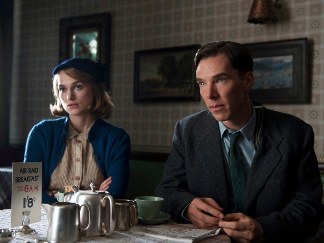 Benedict Cumberbatch e Keira Knightley em cena do filme O Jogo da Imitação