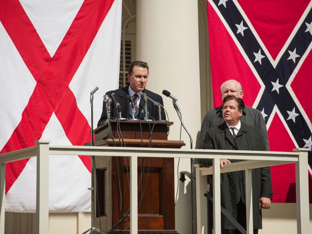 O ator Tim Roth como o governador George Wallace em cena do filme Selma