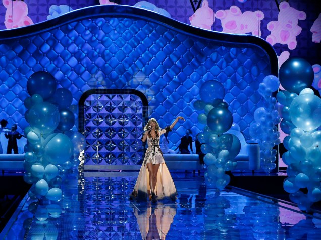 A cantora Taylor Swift abre o show do desfile da Victorias Secret