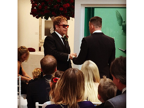 O cantor britânico Elton John anunciou neste domingo (21) a oficialização do casamento com seu companheiro há 21 anos, David Furnish