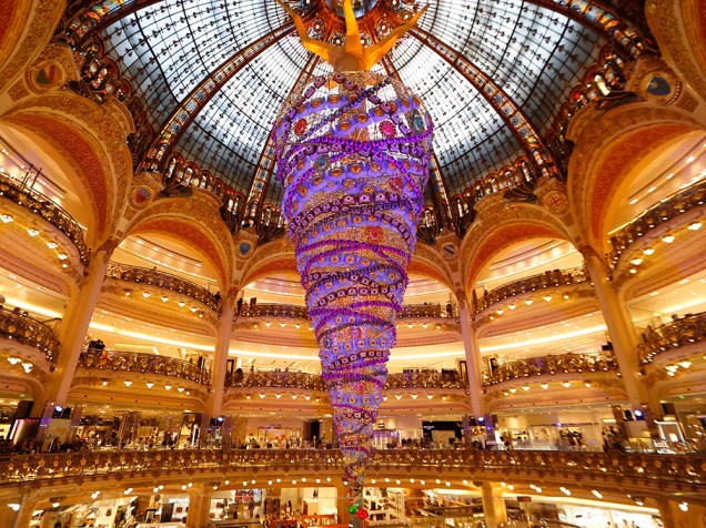 Uma árvore de Natal gigante foi instalada de cabeça para baixo no meio da famosa loja de departamentos, a Galeria Lafayette, em Paris, na França 