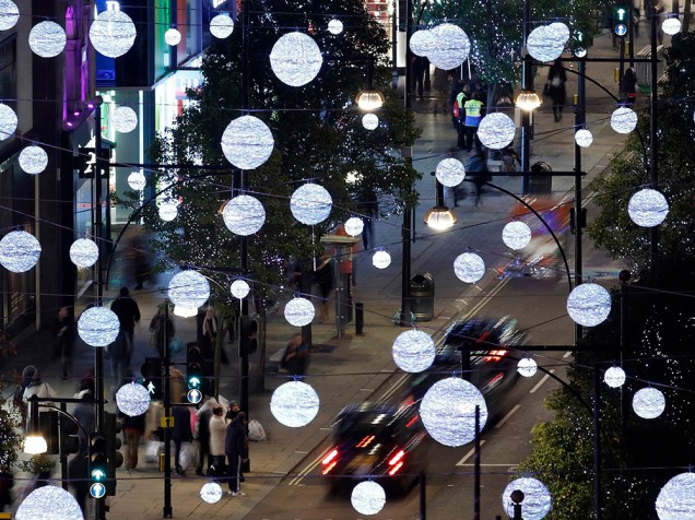 Luzes de Natal são vistas enfeitando as ruas de Oxford, em Londres, na Inglaterra  